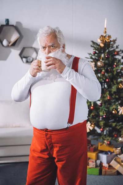 Weihnachtsmann trinkt Kaffee — Stockfoto