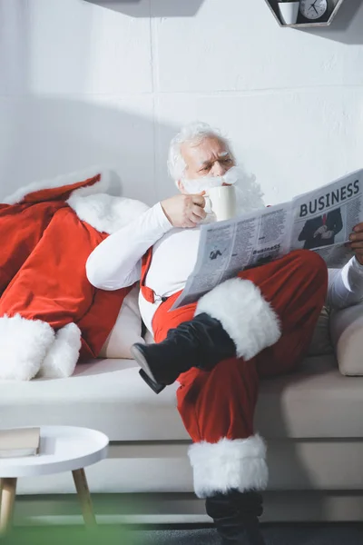 Babbo Natale leggendo giornale — Foto stock