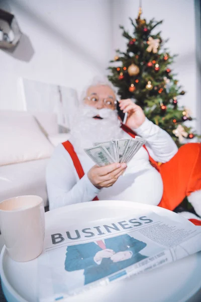 Санта Клаус с наличными в руке — стоковое фото