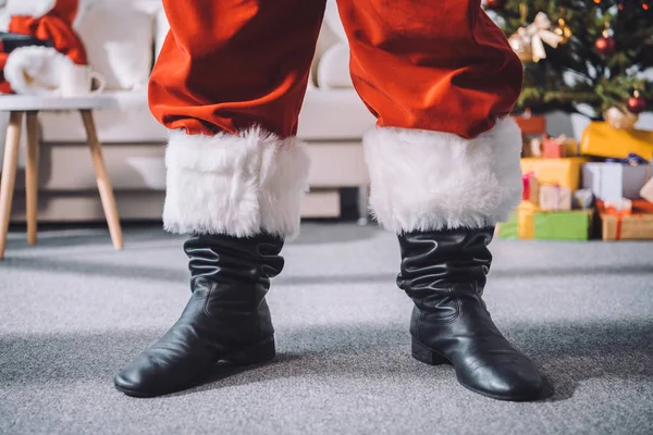 Weihnachtsmann in schwarzen Stiefeln — Stockfoto