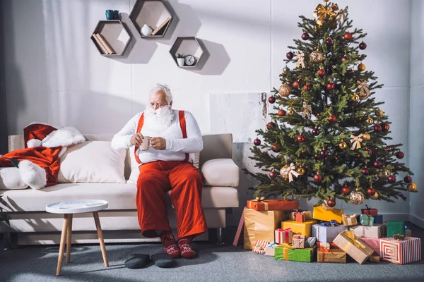 Weihnachtsmann mit Tasse Kaffee — Stockfoto