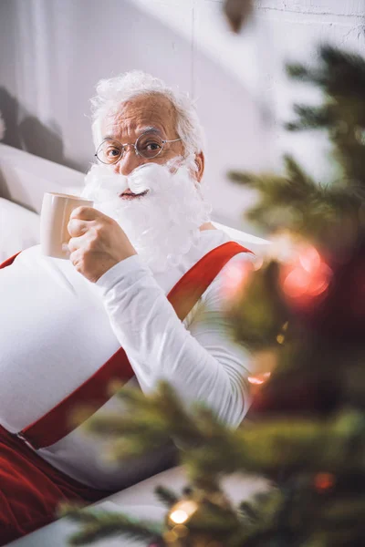 Санта-Клаус з чашкою кави — стокове фото