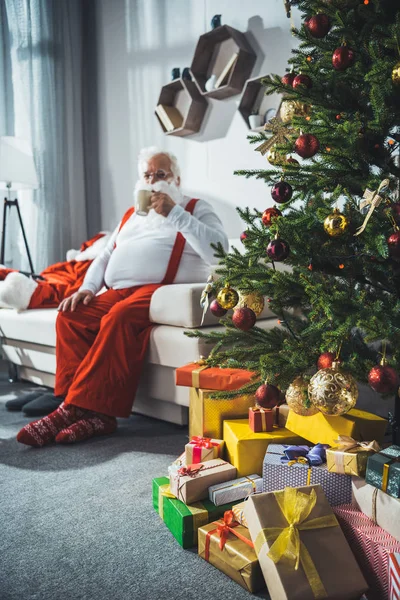 Weihnachtsmann trinkt Kaffee — Stockfoto