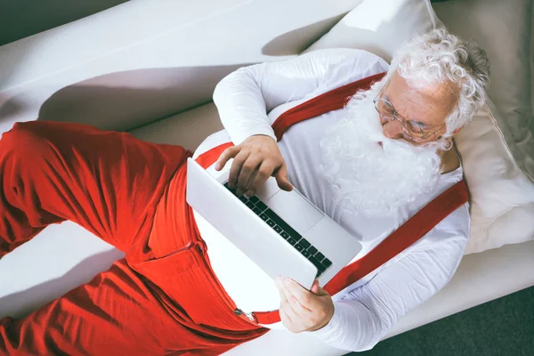 Santa claus using laptop — Stock Photo