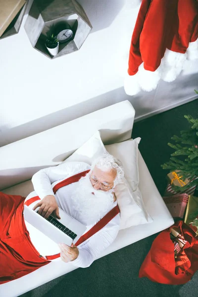 Weihnachtsmann mit Laptop — Stockfoto