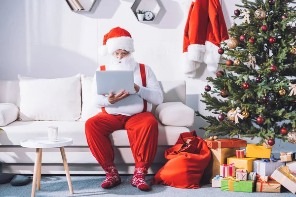 Santa claus using laptop — Stock Photo