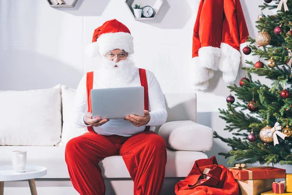 Santa claus with laptop — Stock Photo