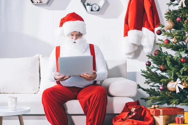 Weihnachtsmann mit Laptop — Stockfoto