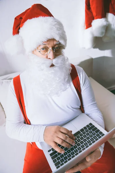 Papai Noel com laptop — Fotografia de Stock