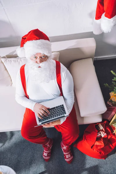 Santa Claus con portátil - foto de stock