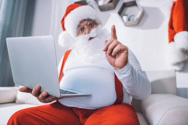 Weihnachtsmann mit Laptop — Stockfoto