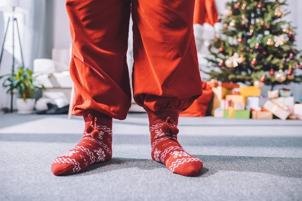 Santa Claus en calcetines de invierno - foto de stock