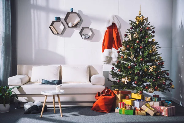 Árbol de Navidad y regalos — Stock Photo
