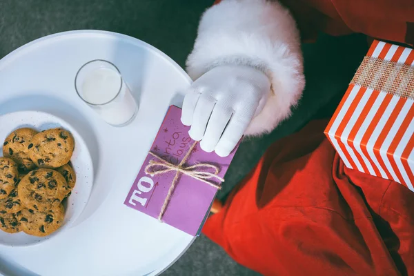 Papai Noel tomando carta — Fotografia de Stock