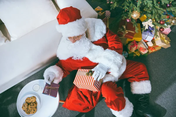 Père Noël claus prendre lettre — Photo de stock