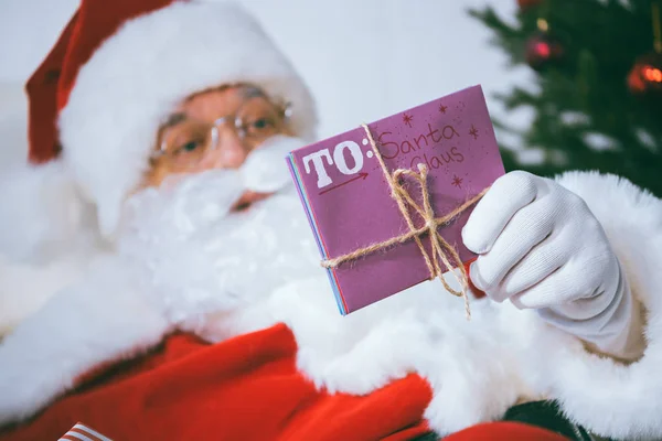 Père Noël claus avec lettre à la main — Photo de stock