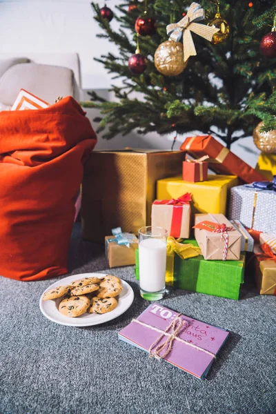 Vaso de leche, galletas y carta para santa - foto de stock