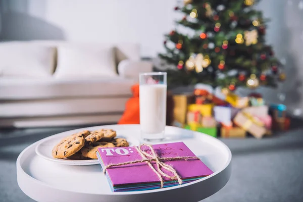 Verre de lait, biscuits et lettre pour Père Noël — Photo de stock