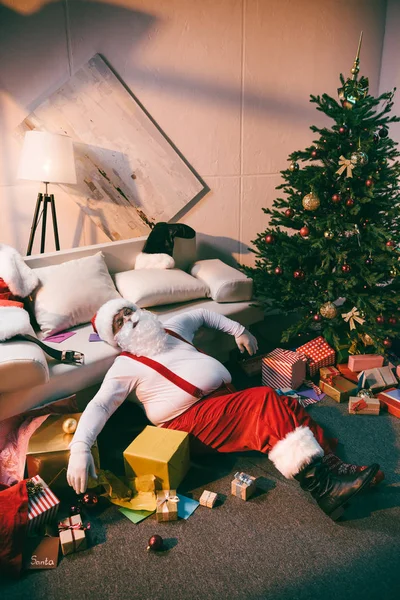 Santa claus acostado en el suelo - foto de stock
