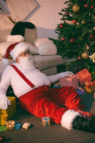 Santa claus acostado en el suelo - foto de stock