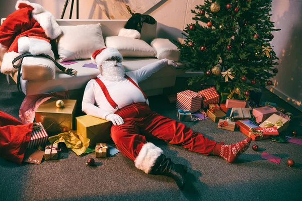 Papai Noel deitado no chão — Fotografia de Stock