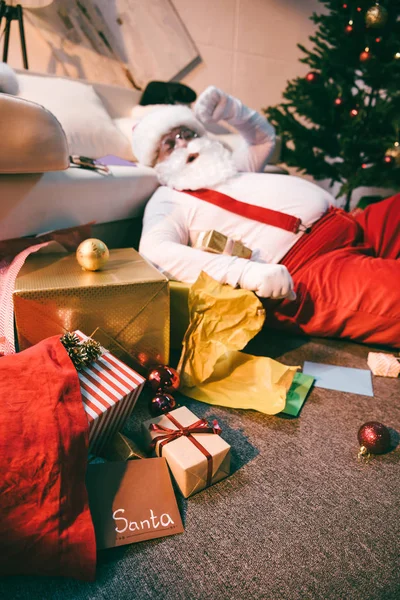 Père Noël claus couché sur le sol — Photo de stock