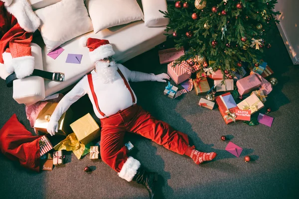 Santa claus acostado en el suelo - foto de stock