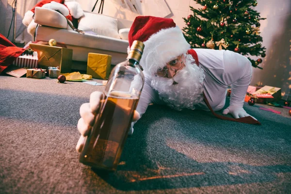 Santa claus with bottle of whiskey — Stock Photo