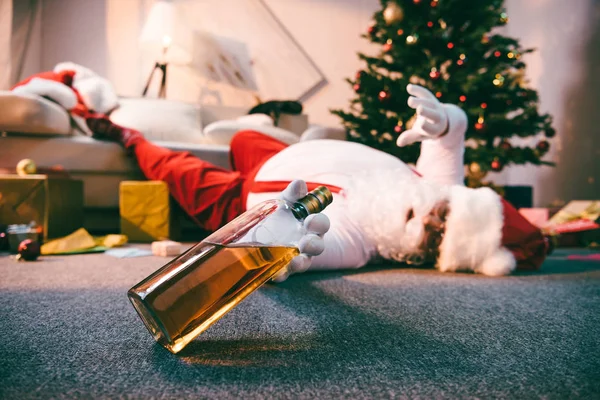 Санта Клаус с бутылкой виски — стоковое фото