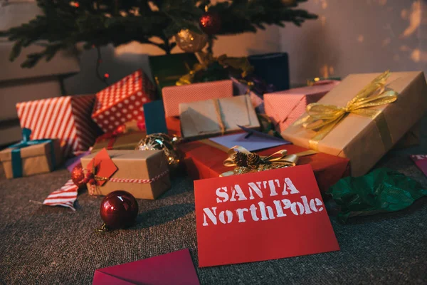 Regalos bajo el árbol de Navidad - foto de stock