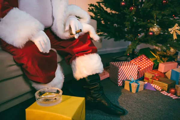 Père Noël claus avec cigare — Photo de stock