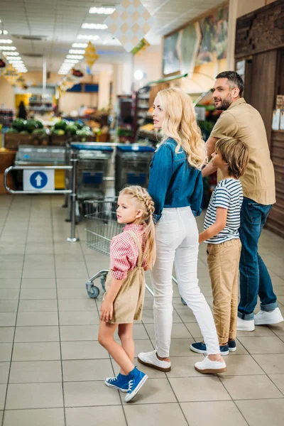 Shopping en famille au supermarché — Photo de stock