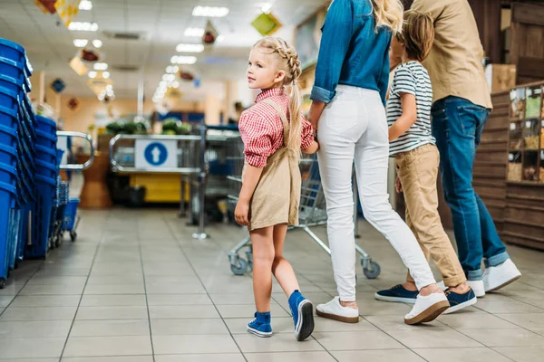 Shopping en famille au supermarché — Photo de stock