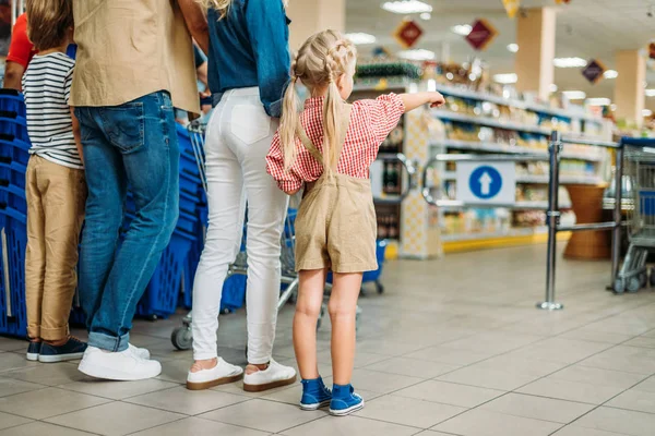 Shopping in famiglia al supermercato — Foto stock