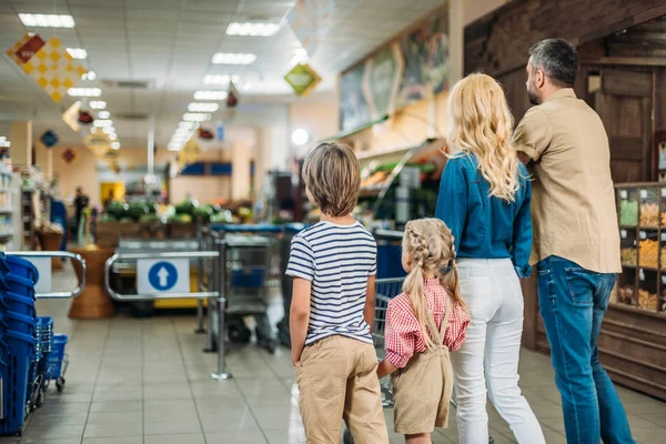 Shopping en famille au supermarché — Photo de stock