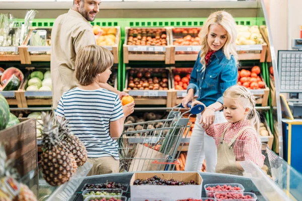 Family shopping in supermarket — Stock Photo