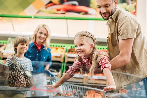 Happy family in supermarket — Stock Photo