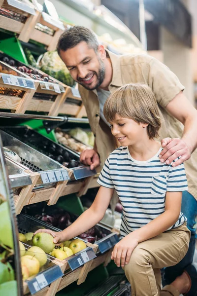 Padre con hijo en el supermercado - foto de stock