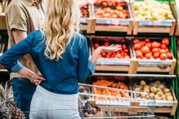 Pareja en la tienda de comestibles - foto de stock