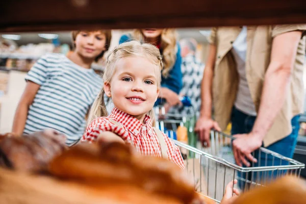 Menina com a família no supermercado — Fotografia de Stock