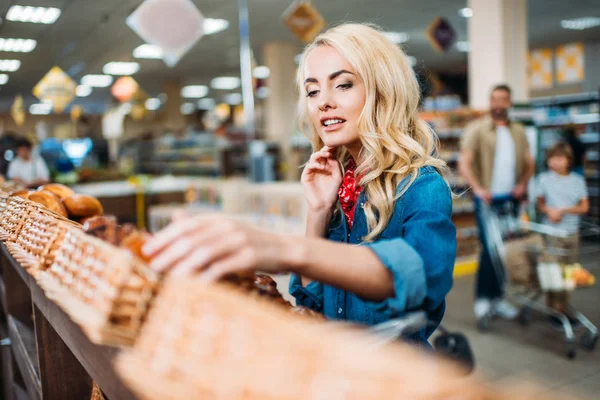 Femme dans le supermarché commercial — Photo de stock