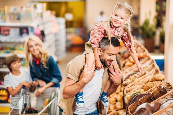 Padre e hija en el supermercado - foto de stock