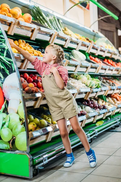 Дитина в продуктовому магазині — стокове фото