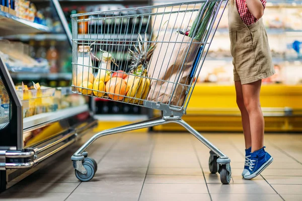 Niño con carrito de compras - foto de stock