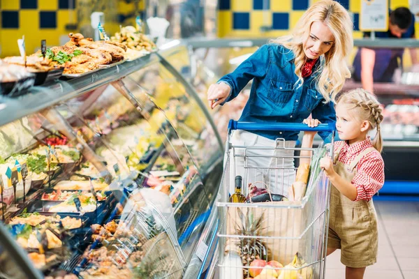 Mutter und Tochter im Supermarkt — Stockfoto