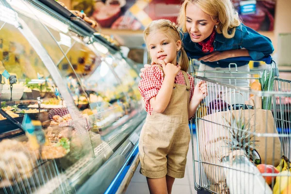 Mãe e filha no supermercado — Fotografia de Stock