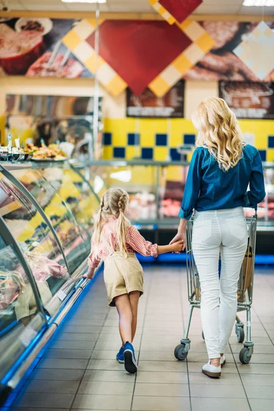 Madre e hija en el supermercado - foto de stock