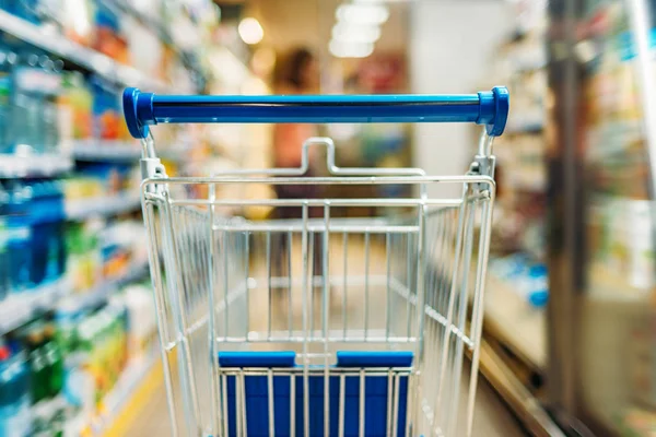 Carrello della spesa vuoto nel supermercato — Foto stock