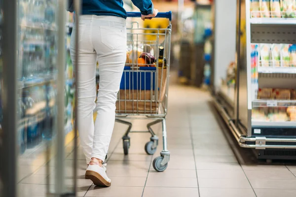 Mujer en supermercado de compras - foto de stock