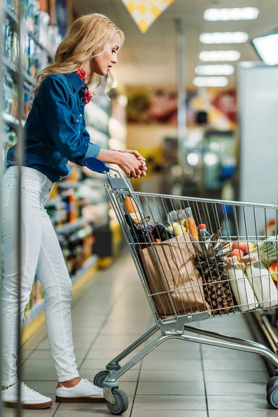 Mujer en supermercado de compras - foto de stock